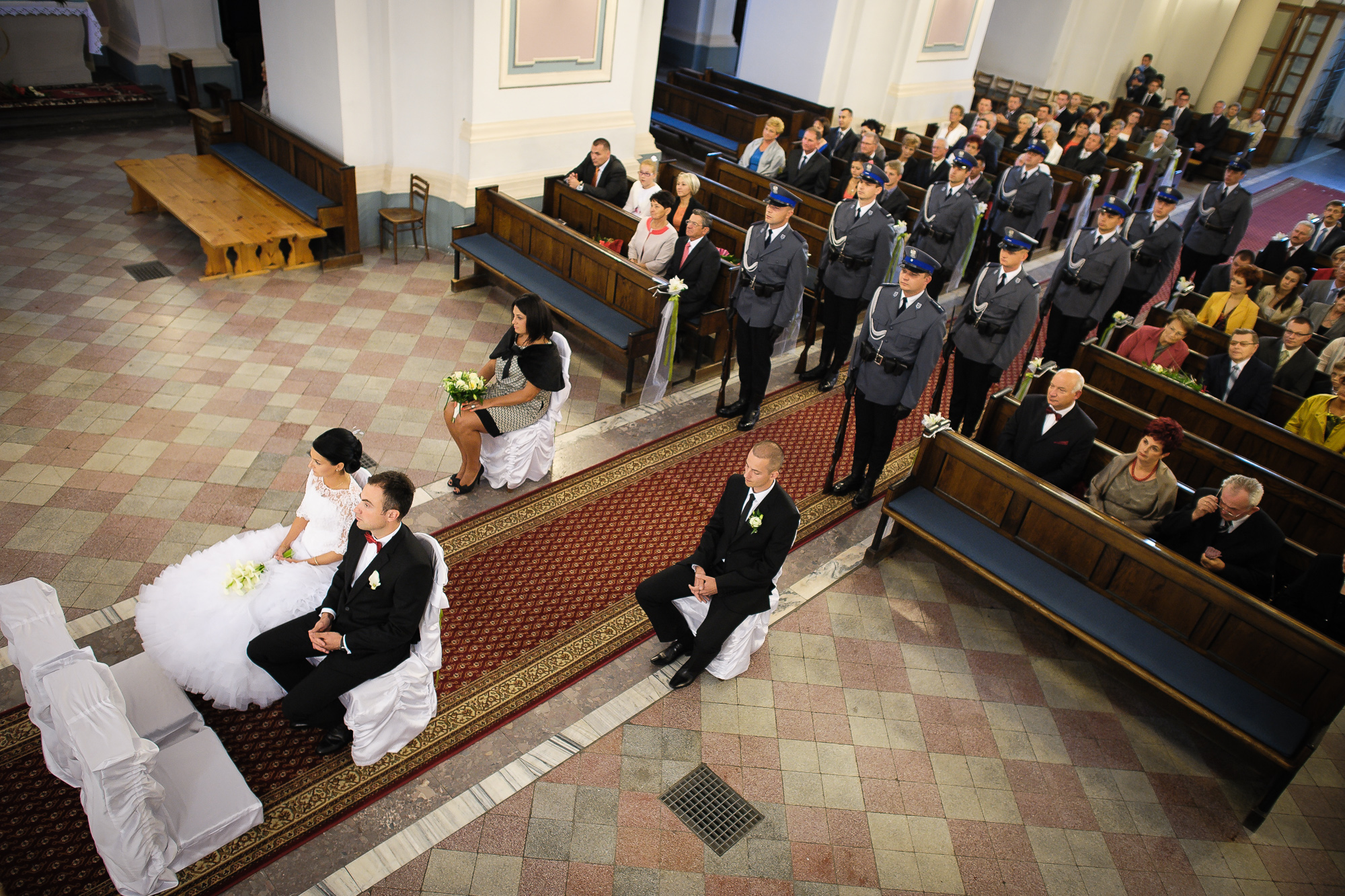 Asysta honorowa podczas uroczystości ślubnych w kościele