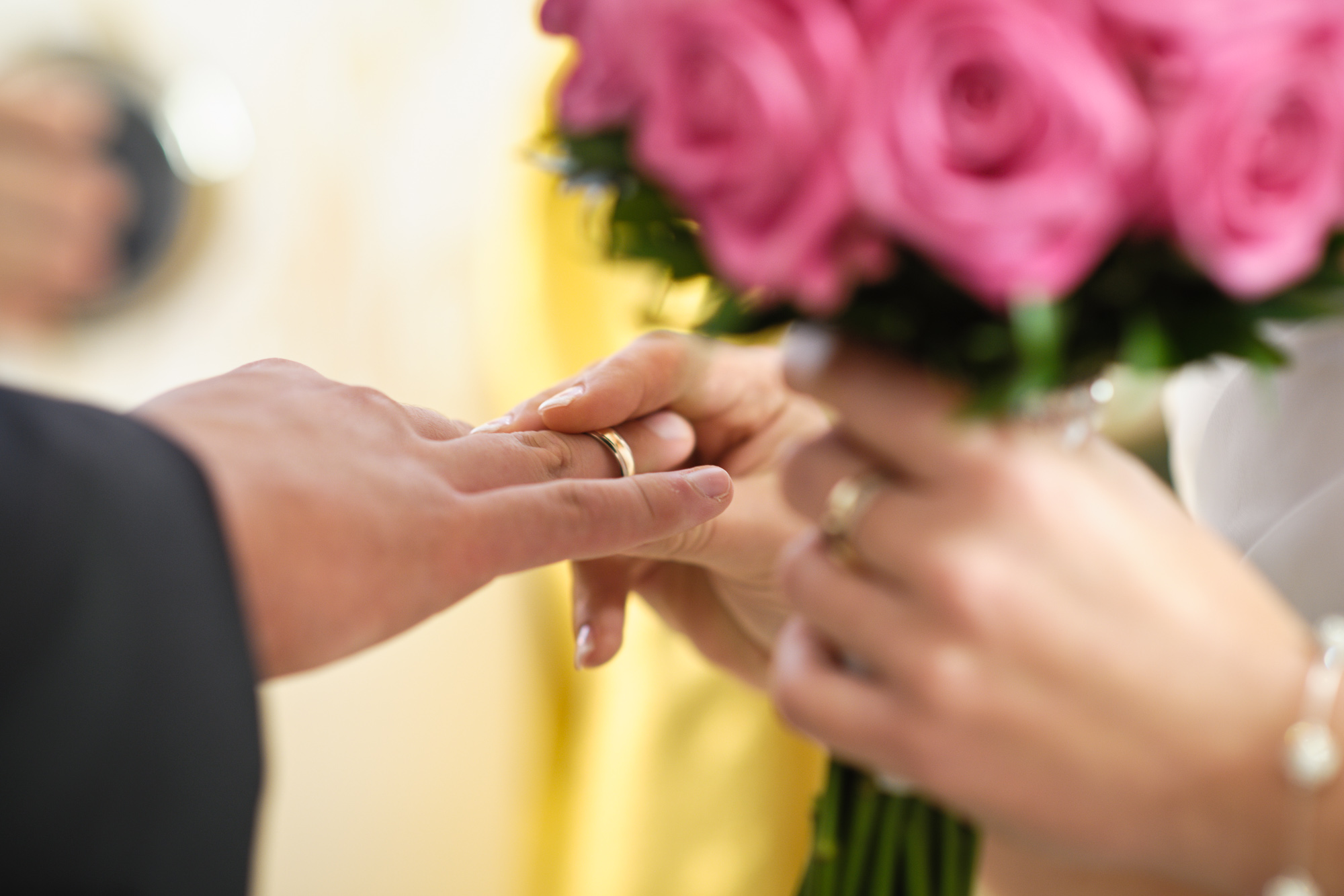 Zakładanie obrączek podczas uroczystości ślubnych
