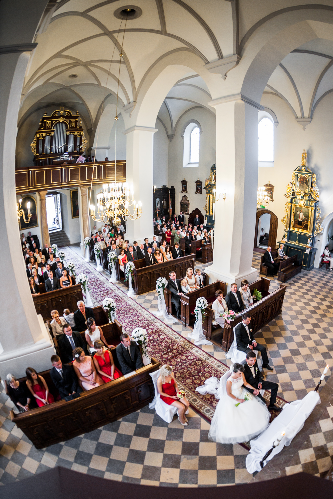 Urok monumentalnych kościołów na zdjęciach ślubnych