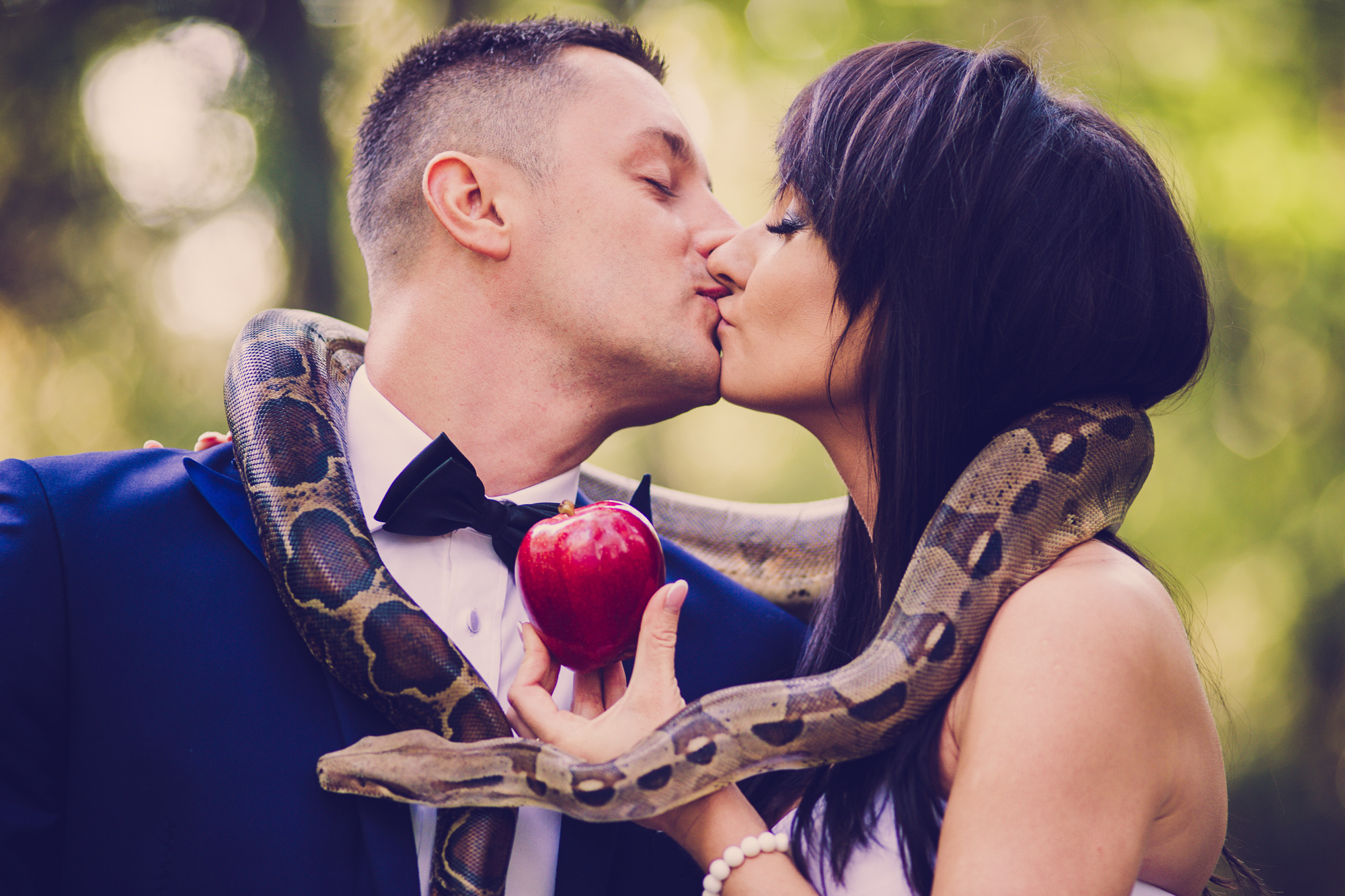 Niesamowita sesja ślubna z wężem.