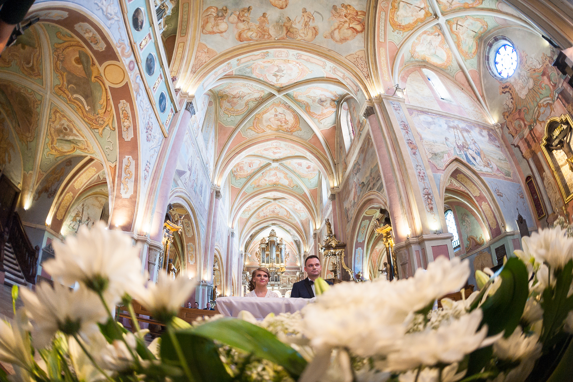 Para Młoda zatopiona w kwiatach w przepięknym kościele