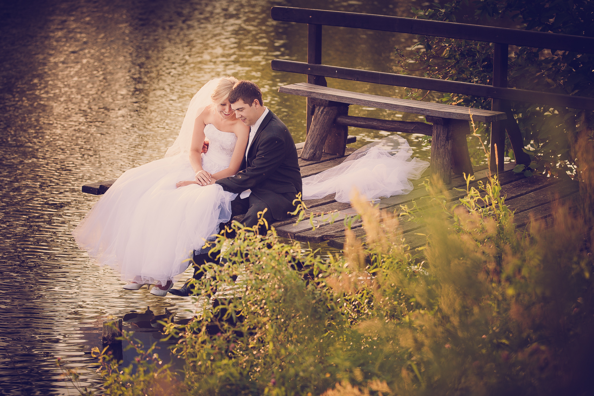 Romantyczne i wzruszające zdjęcia ślubne nad wodą