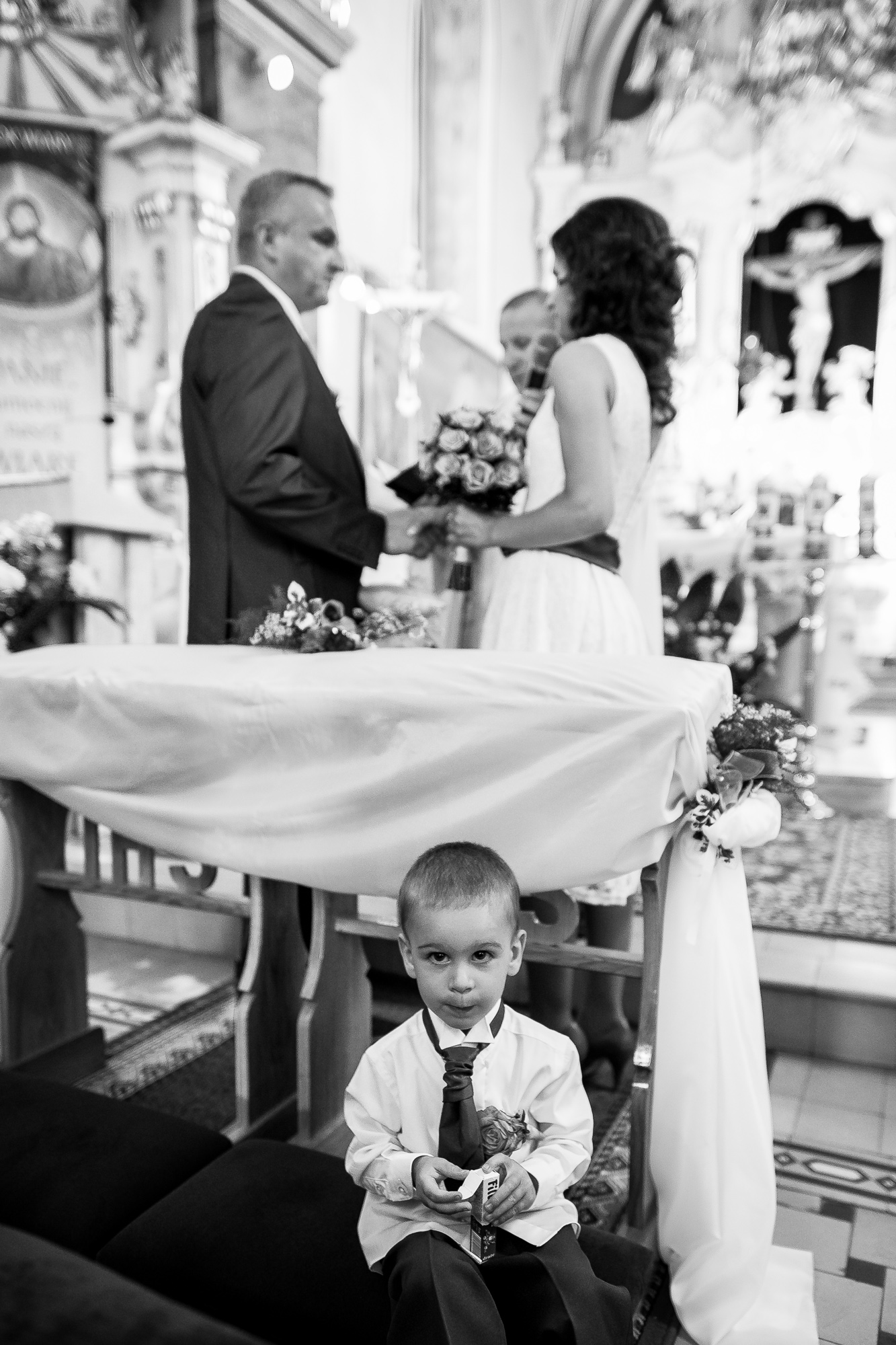 Niesamowite reakcje i zachowanie dzieci na ślubie w obiektywie fotografa