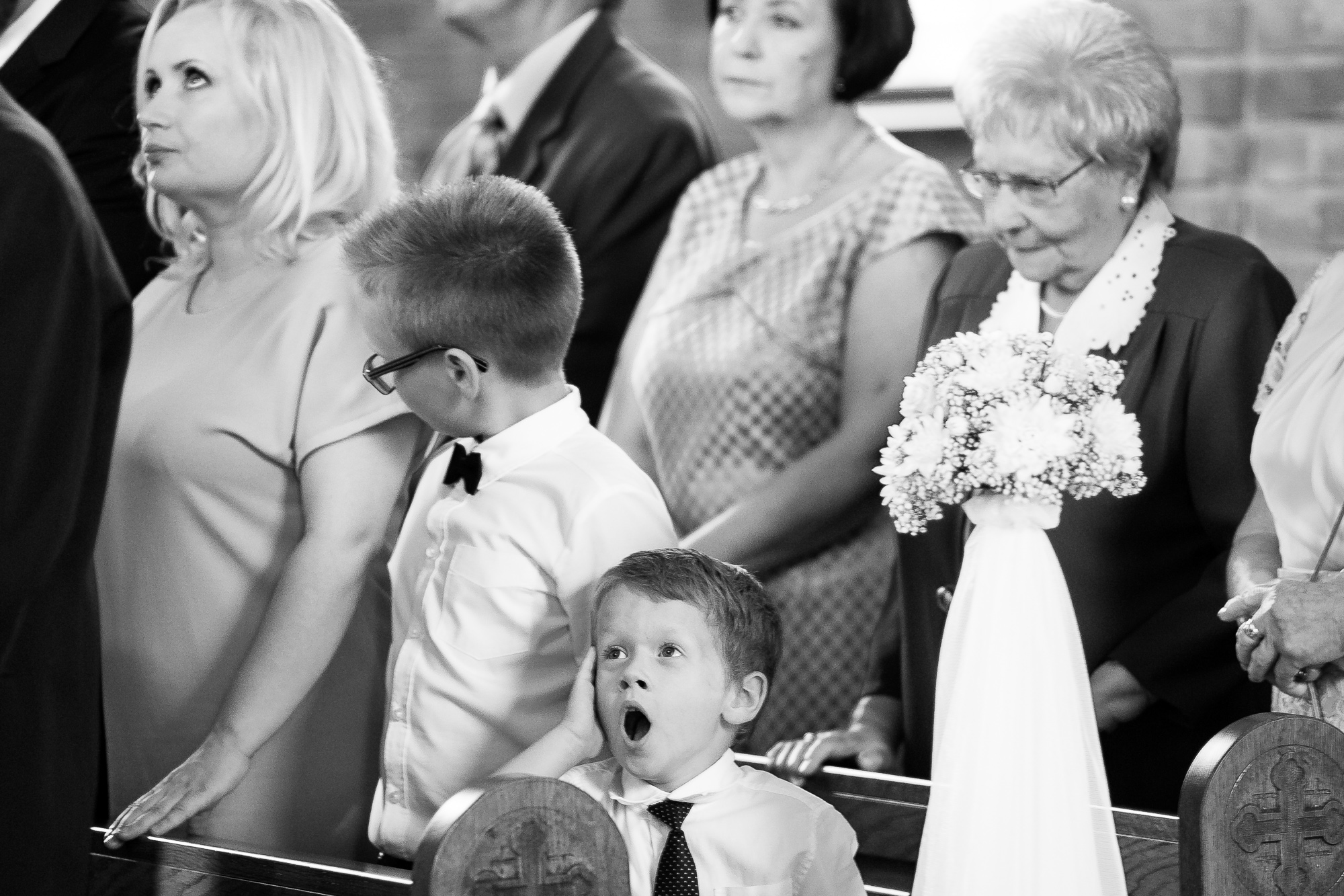 Niesamowite reakcje i zachowanie dzieci na ślubie w obiektywie fotografa