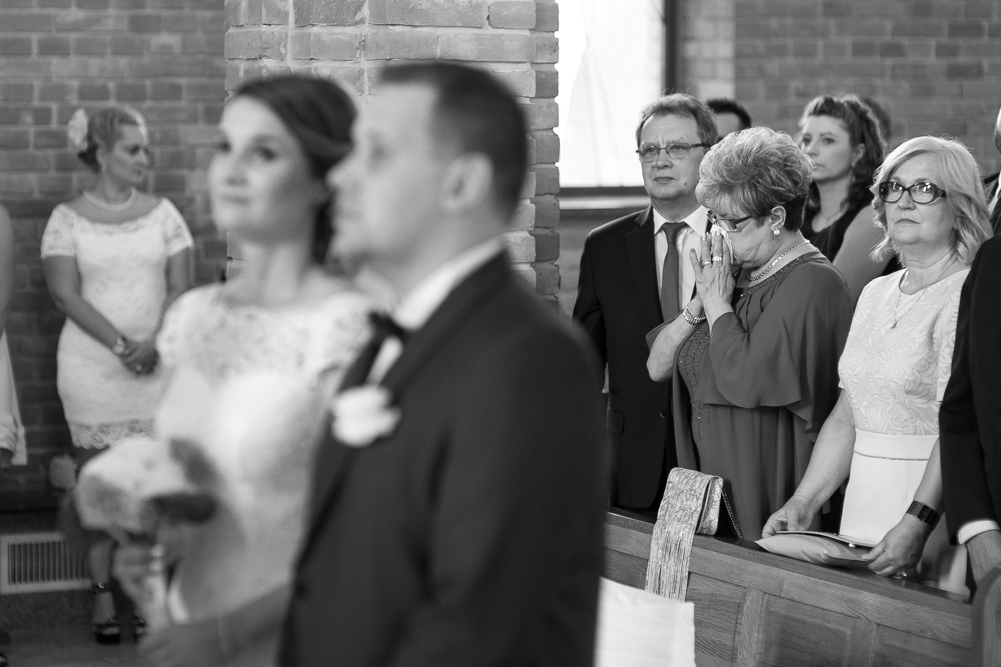Łzy wzruszenia rodziców i ulotne momenty na zdjęciach ze ślubu wyszukane przez fotografa