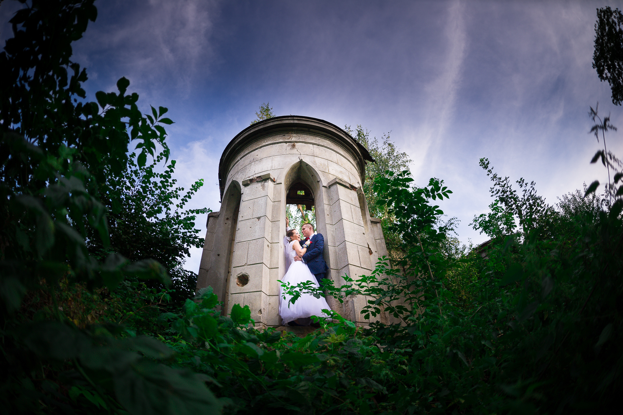 Odważna sesja ślubna we ruinach zamku we Włostowie